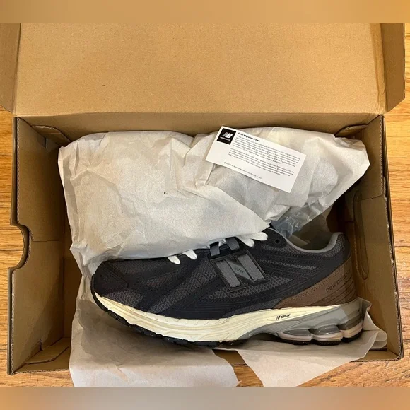 New Balance 1906F Sneakers
Color: Phantom / Dark Mushroom - Picture 8 of 10